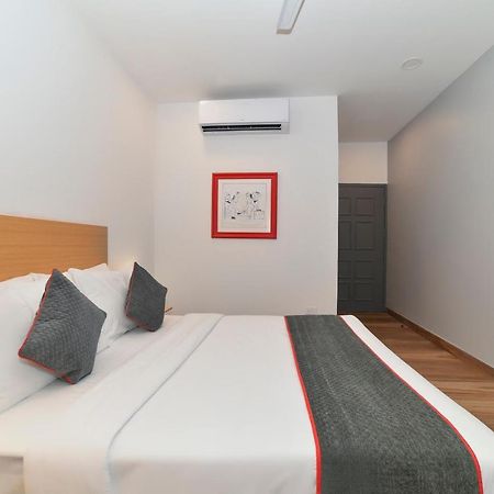 Dispur Vaccinated Staff- Oyo Townhouse 384 Nk Hotels מראה חיצוני תמונה